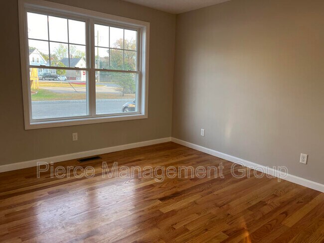 Building Photo - 6-21 Clarendon Way