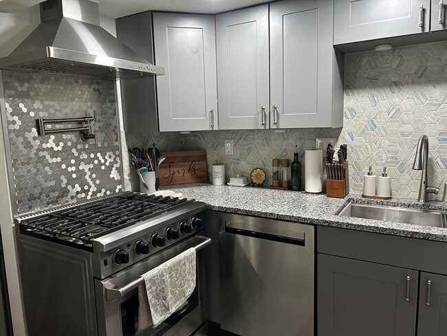 Building Photo - 9 Church St