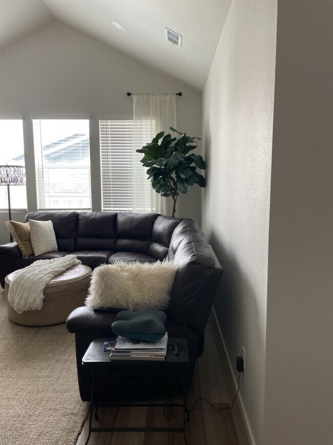 Building Photo - Newer 2 Bed / 2 Bath 2nd Floor Condo w/ 2 Car Garage