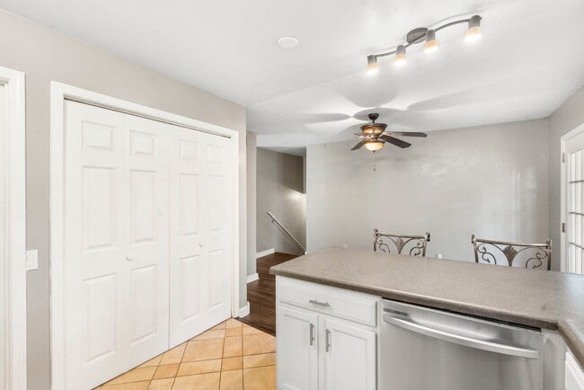 Building Photo - 161 Trent St