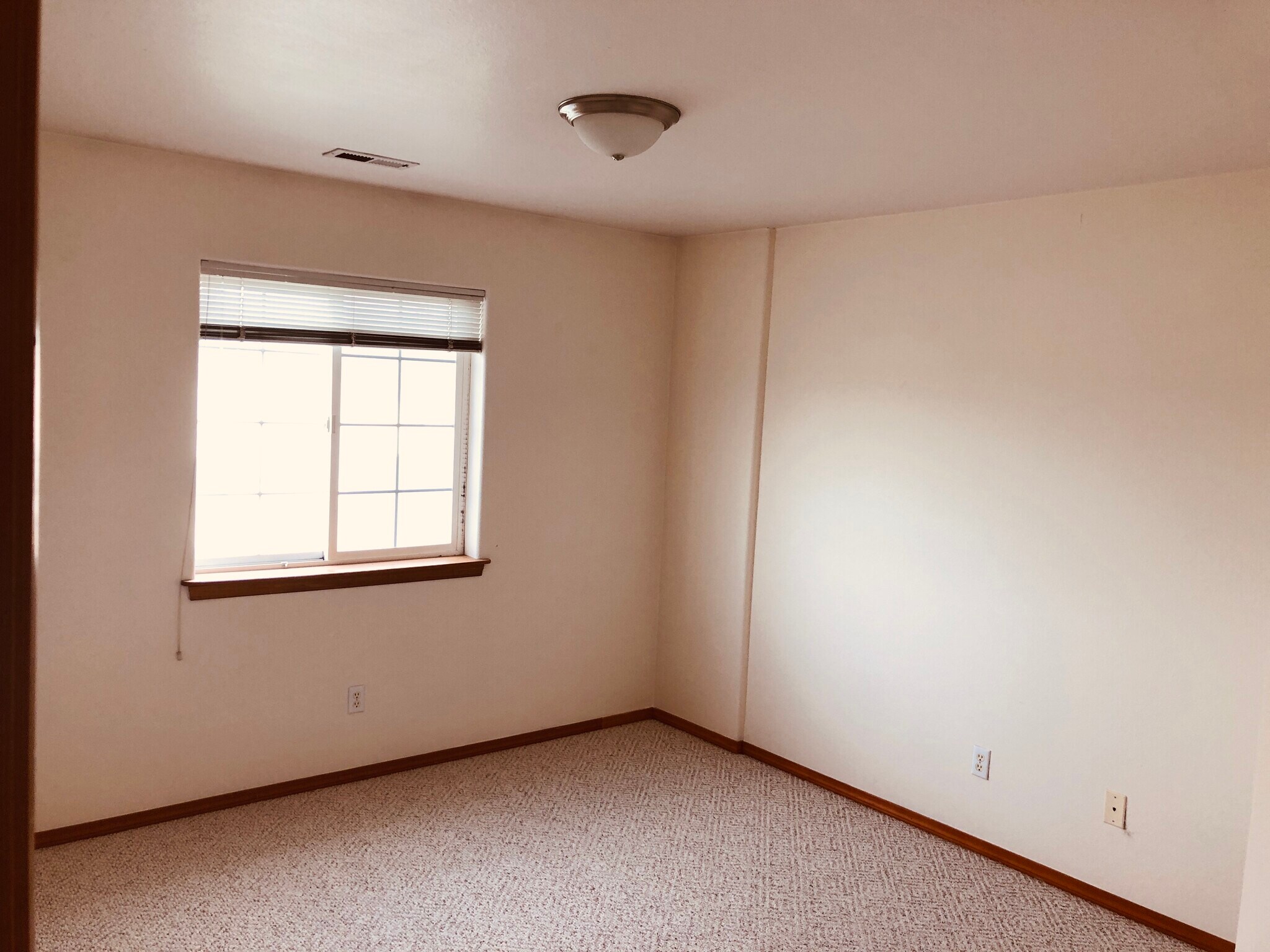 Building Photo - 1310 S Skyline Dr