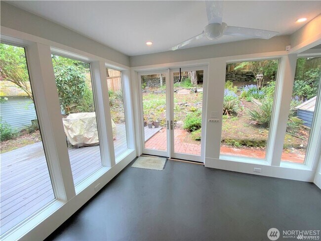 Building Photo - 4bd/2ba Seattle House