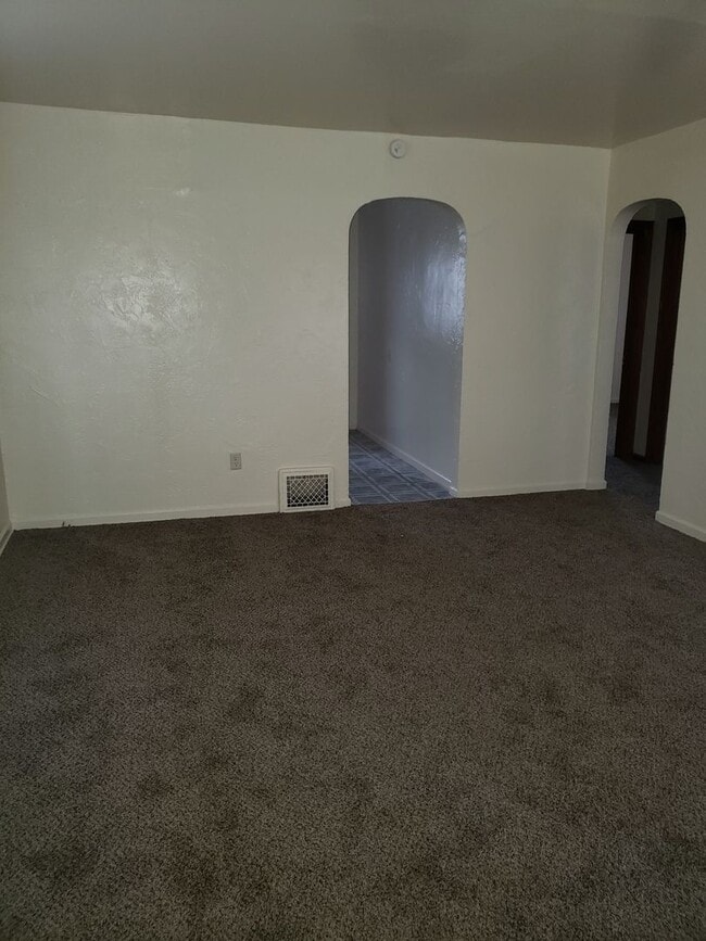 Building Photo - 2 Bedroom near McMillen Park