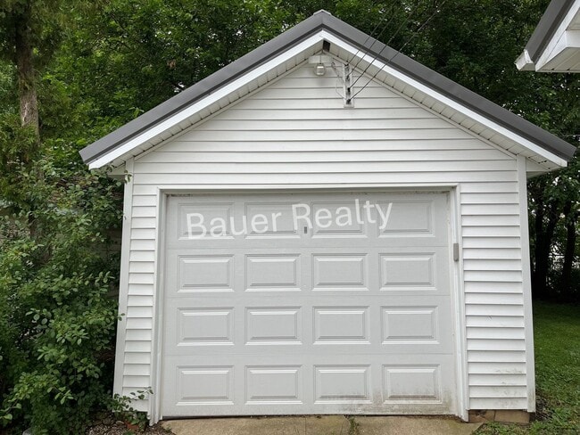 Building Photo - Charming 3 Bedroom Home