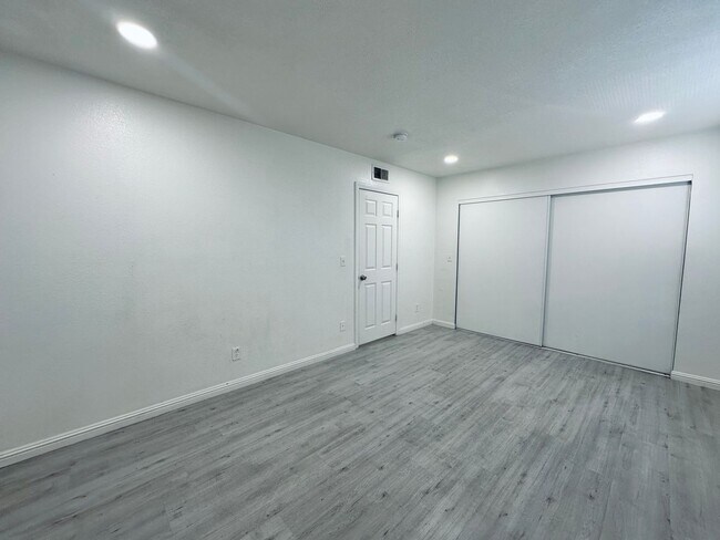 Building Photo - 4225 Stewart Ave