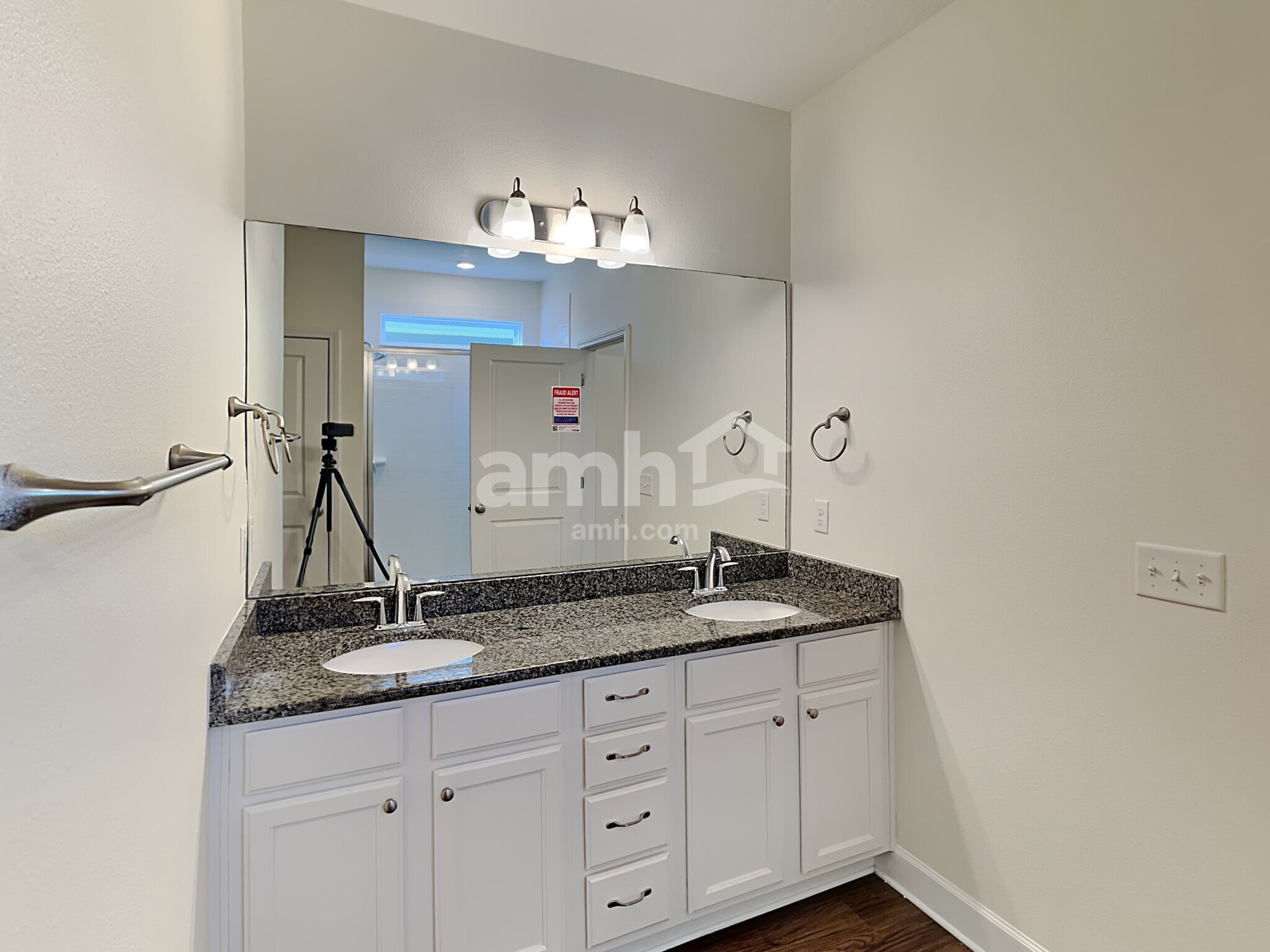 Building Photo - 3084 Creek Village Ln