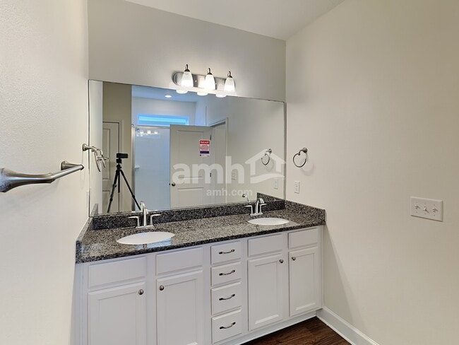 Building Photo - 3084 Creek Village Ln