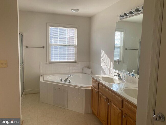 Building Photo - 1017 Llano Dr