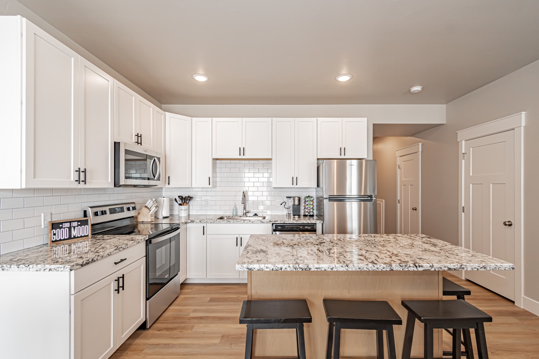 Building Photo - 380 S 3rd W