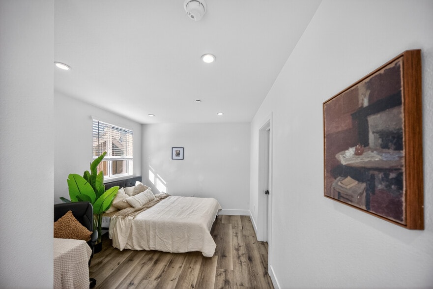 Building Photo - 1530 W 37th St -- Housing near USC/Ktown