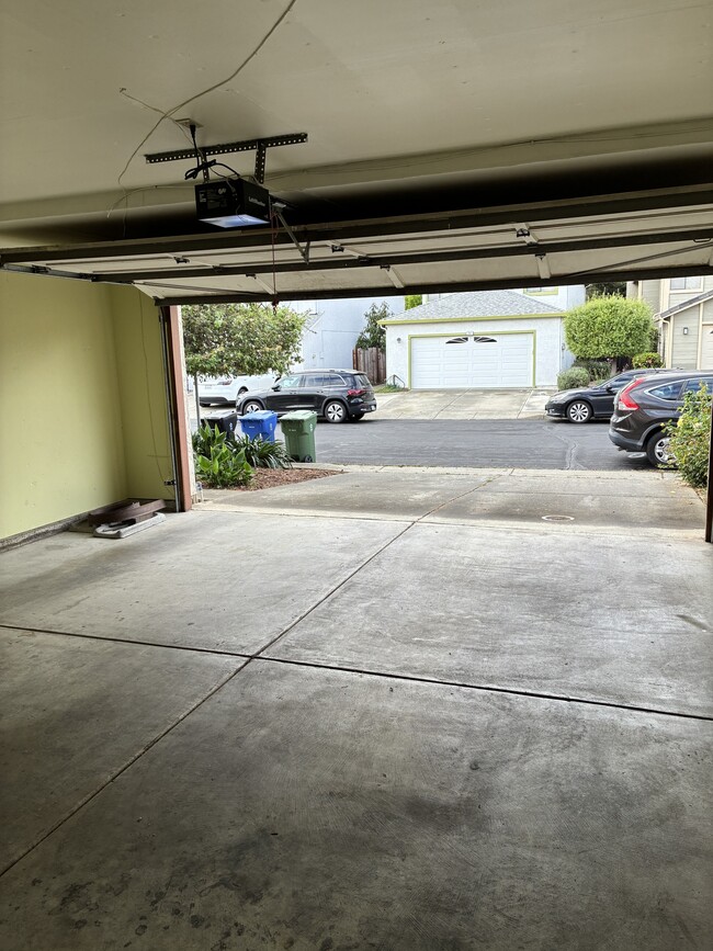 Building Photo - 706 Ridgeview Terrace