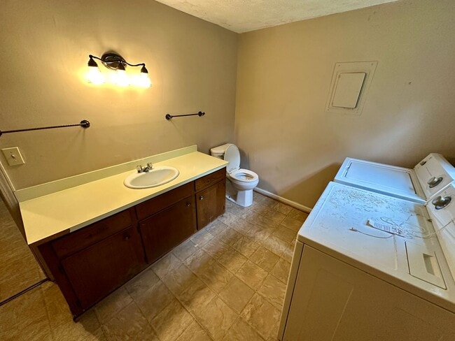 Building Photo - 3 Bedroom Home Close To Clemson Campus