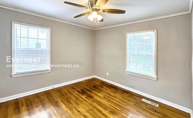 Building Photo - 2 Bed, 1 Bath with Laundry Hookups / Pet-F...