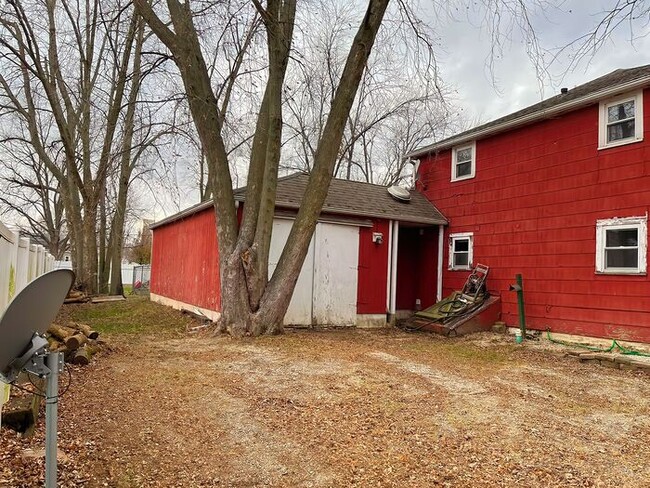 Building Photo - 404 N West St, Le Roy, IL 61752