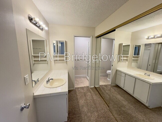 Building Photo - 702 SW 6th Ct