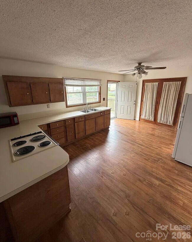 Building Photo - 2885 Fair Oaks Dr