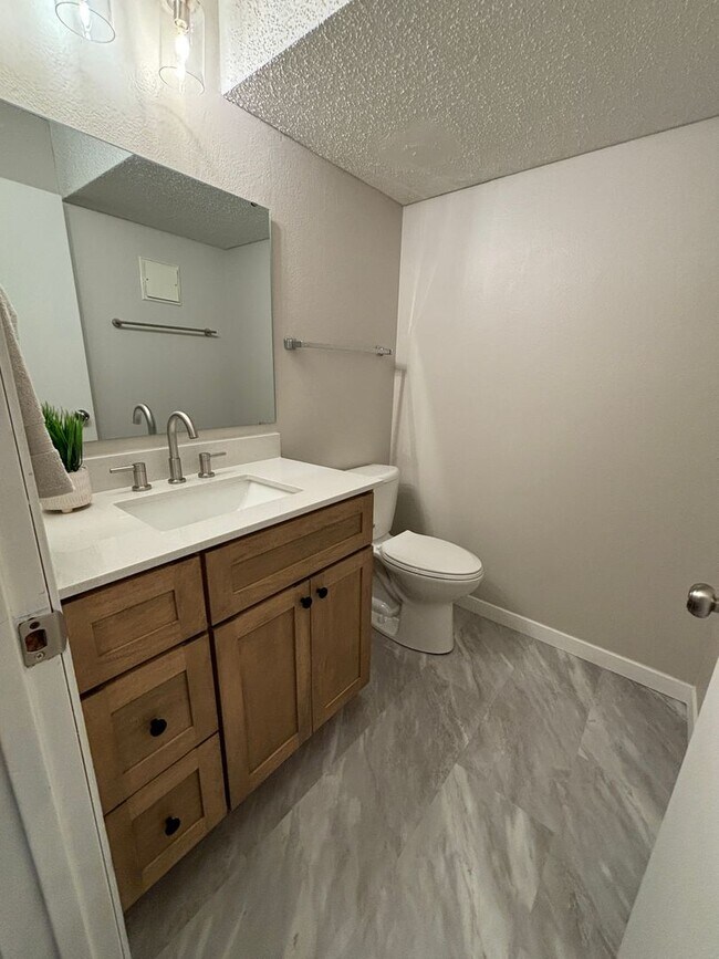 Building Photo - 2 Bedroom duplex in desirable Waterloo neighborhood!!