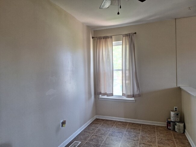 Building Photo - Brick 2 bedroom condo near the water