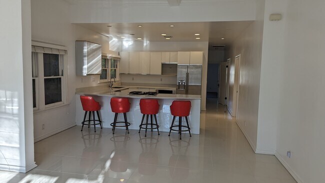 Building Photo - 158 S Sycamore Ave