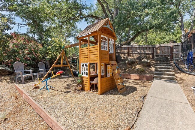 Building Photo - Luxury 5 Bedroom Home with Panoramic Views...