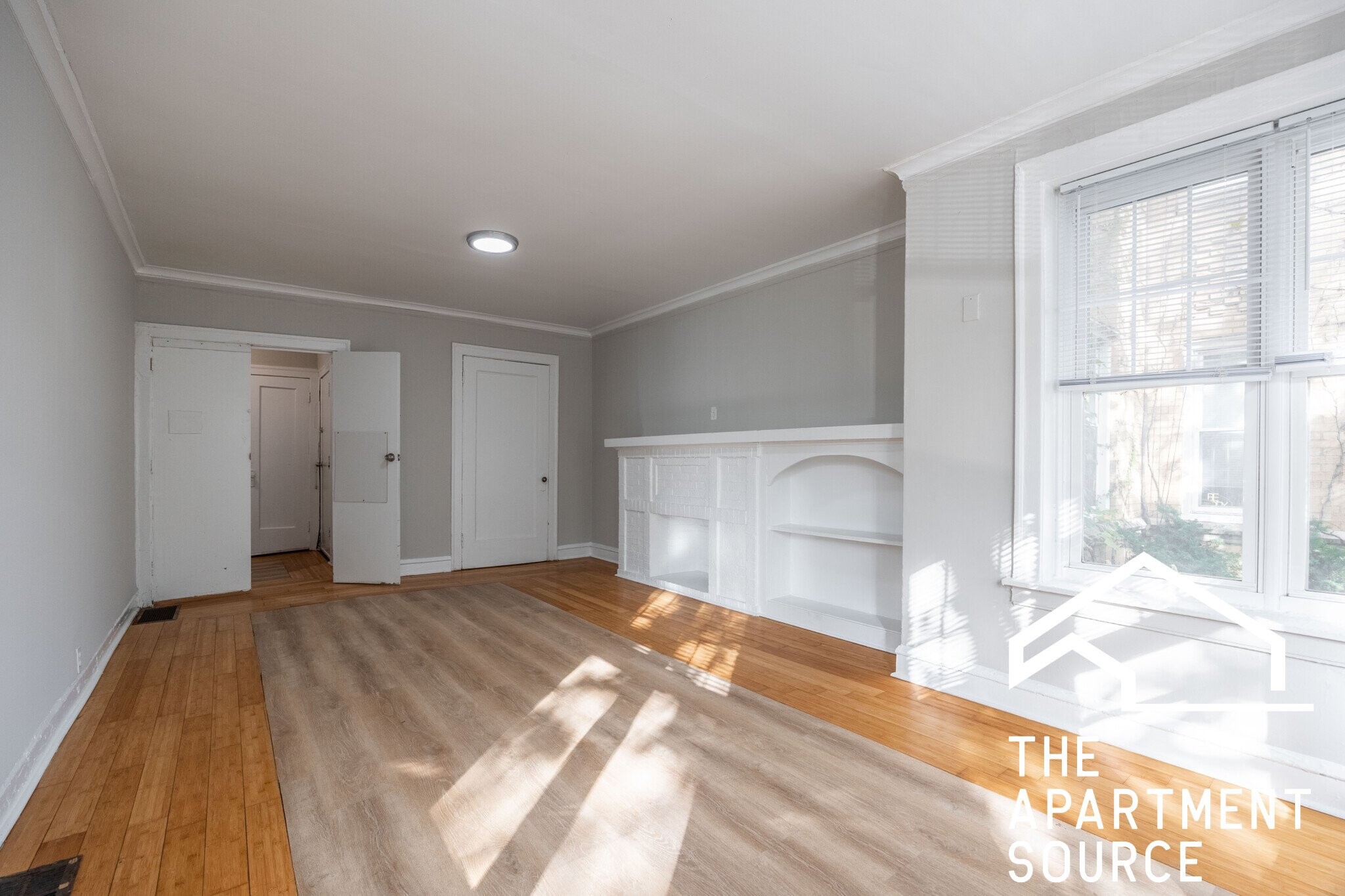 Building Photo - 6304 N Oakley Ave