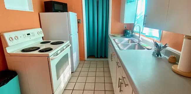 Building Photo - Charming in-town one-bedroom and one- bathroom