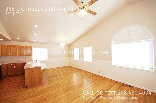 Building Photo - Large Apartment with Gorgeous Vaulted Ceil...