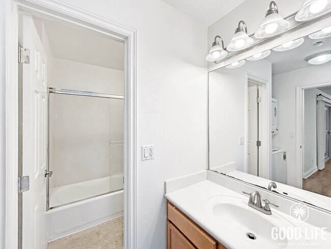 Building Photo - Beautiful 1BD/1BA W/ Reserved Parking and In-Unit Laundry in North Park!