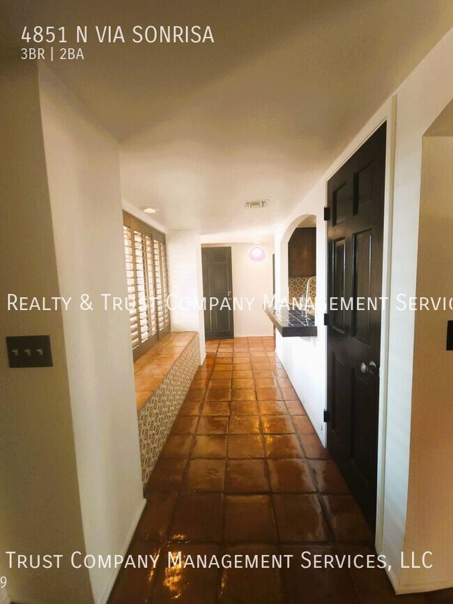 Building Photo - 4851 Vía Sonrisa