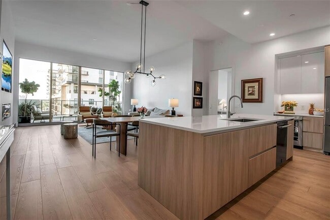 Building Photo - 301 QUAY Cmn