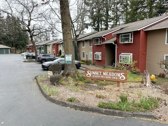 Building Photo - Ideal 2 Bedroom 2 Bathroom Lower Level Unit - Backs to Beautiful Greenspace!