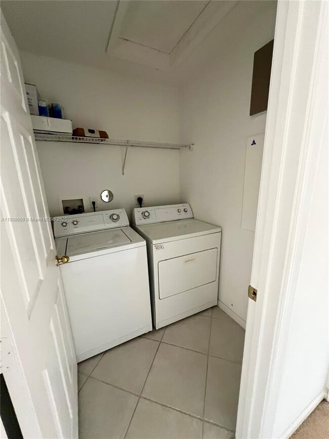 Building Photo - 15562 SW 50th Ct