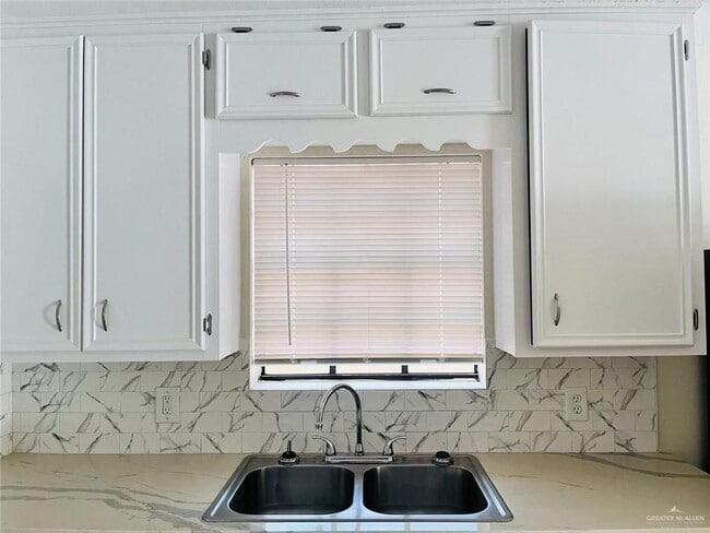 Building Photo - 16 Tulip Ave