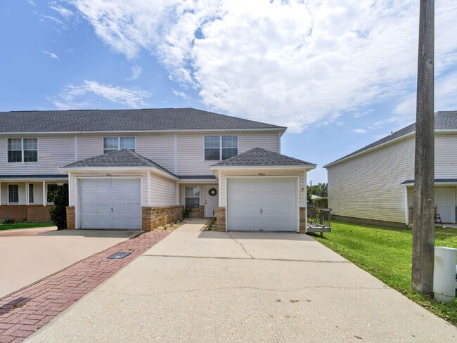 Primary Photo - Charming 2-Bedroom Townhouse Retreat on Sc...