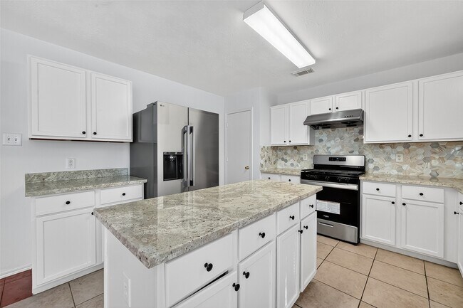 Building Photo - 8366 Golf Green Cir