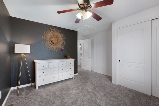Building Photo - Elegant Mountain-View Retreat in Stone Cro...