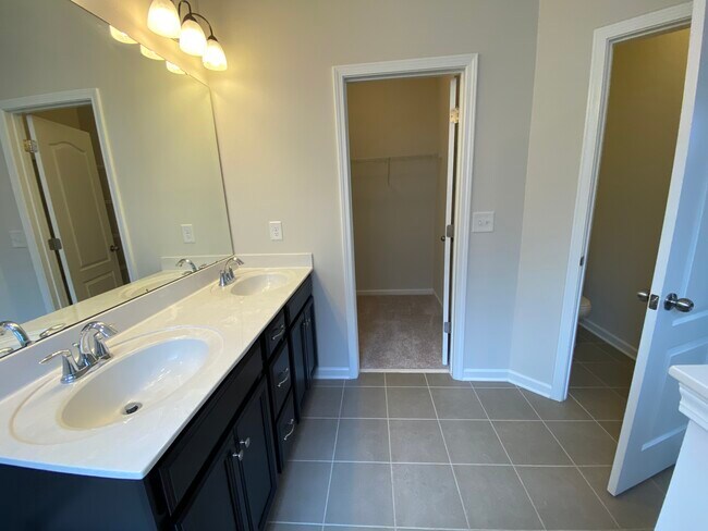 Building Photo - 454 Livingston Dr