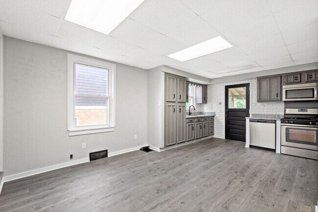 Building Photo - Stunning 3 bedroom home in Carrick available May 15!