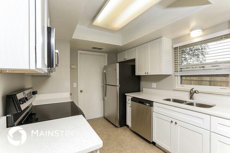 Building Photo - 622 Moss Dr