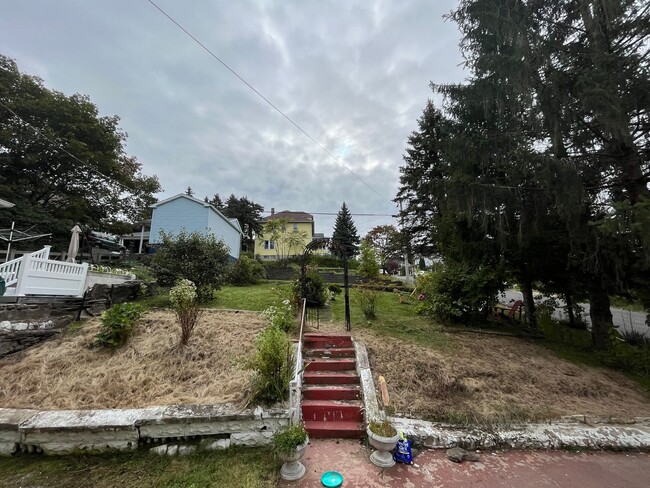 Building Photo - 3 Bedroom Single Familly Home, Gas Heat, L...