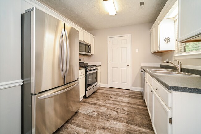 Building Photo - Fantastic 3bd/2ba home! Let yourself in!