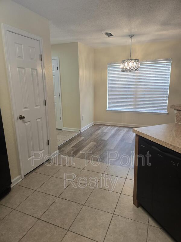 Building Photo - 811 Black Cherry Dr S