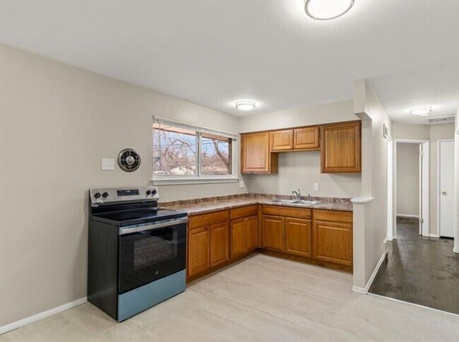 Building Photo - Freshly refreshed and move-in ready!