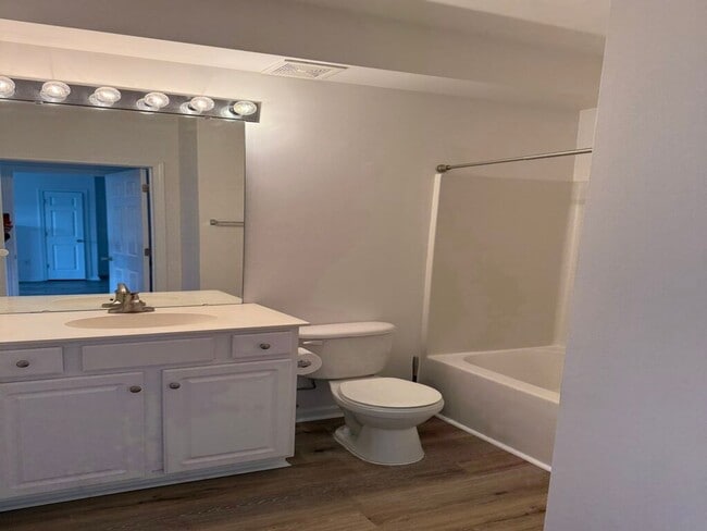 Building Photo - Beautiful 2 BR 2 BA condo in the heart of Ballantyne.