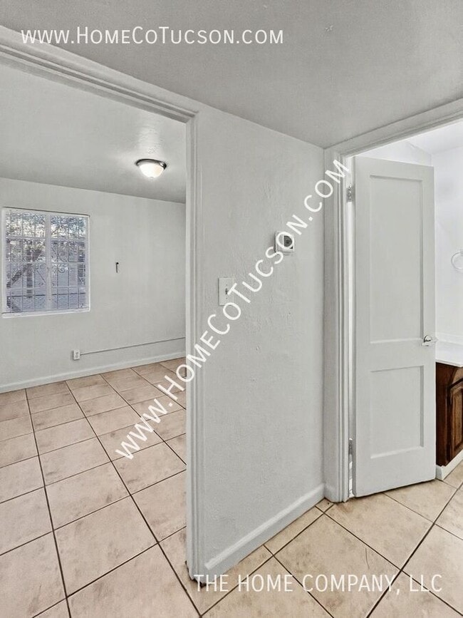 Building Photo - 2607 E Beverly Dr