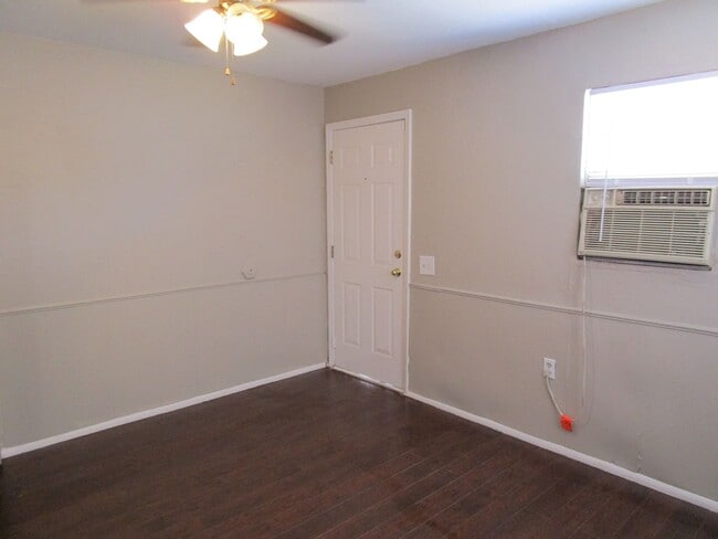 Building Photo - Duplex Across from SWOSU