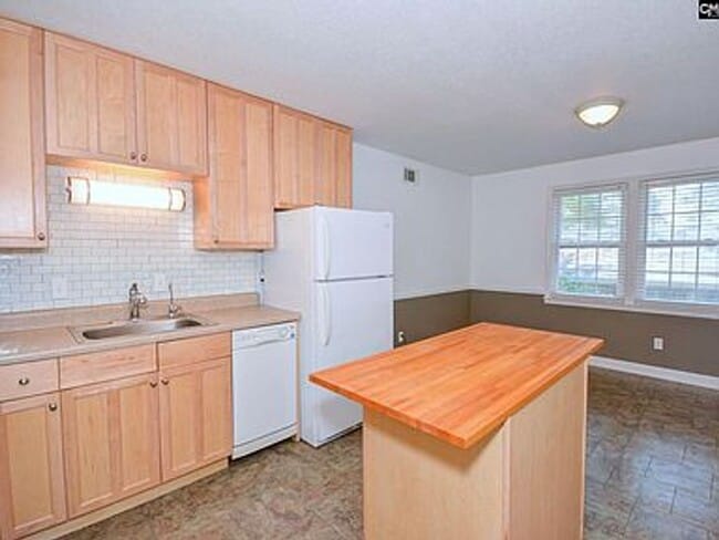 Building Photo - Forest Acres condo