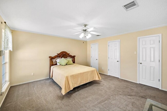 Building Photo - 3205 Village Park Dr