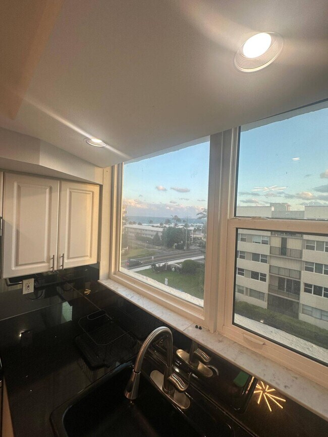 Building Photo - 1238 Hillsboro Mile