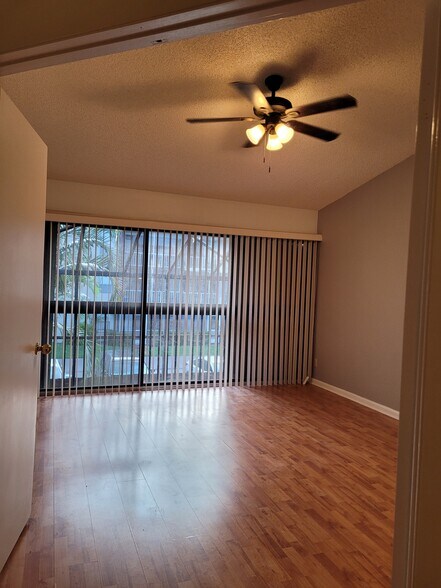 Building Photo - 4401 SW 70th Ter